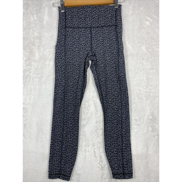 Athleta Women's XSmall Black Ultimate Stash Pocket‎ Textured 7/8 Tight Leggings - Picture 2 of 10